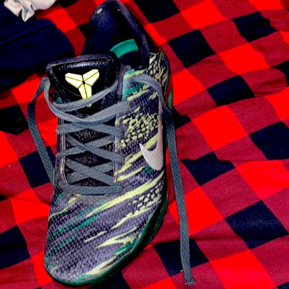 Selling my Nike Kobe 11 Green Snake edition Kobe Shoes - Picture 1 of 5